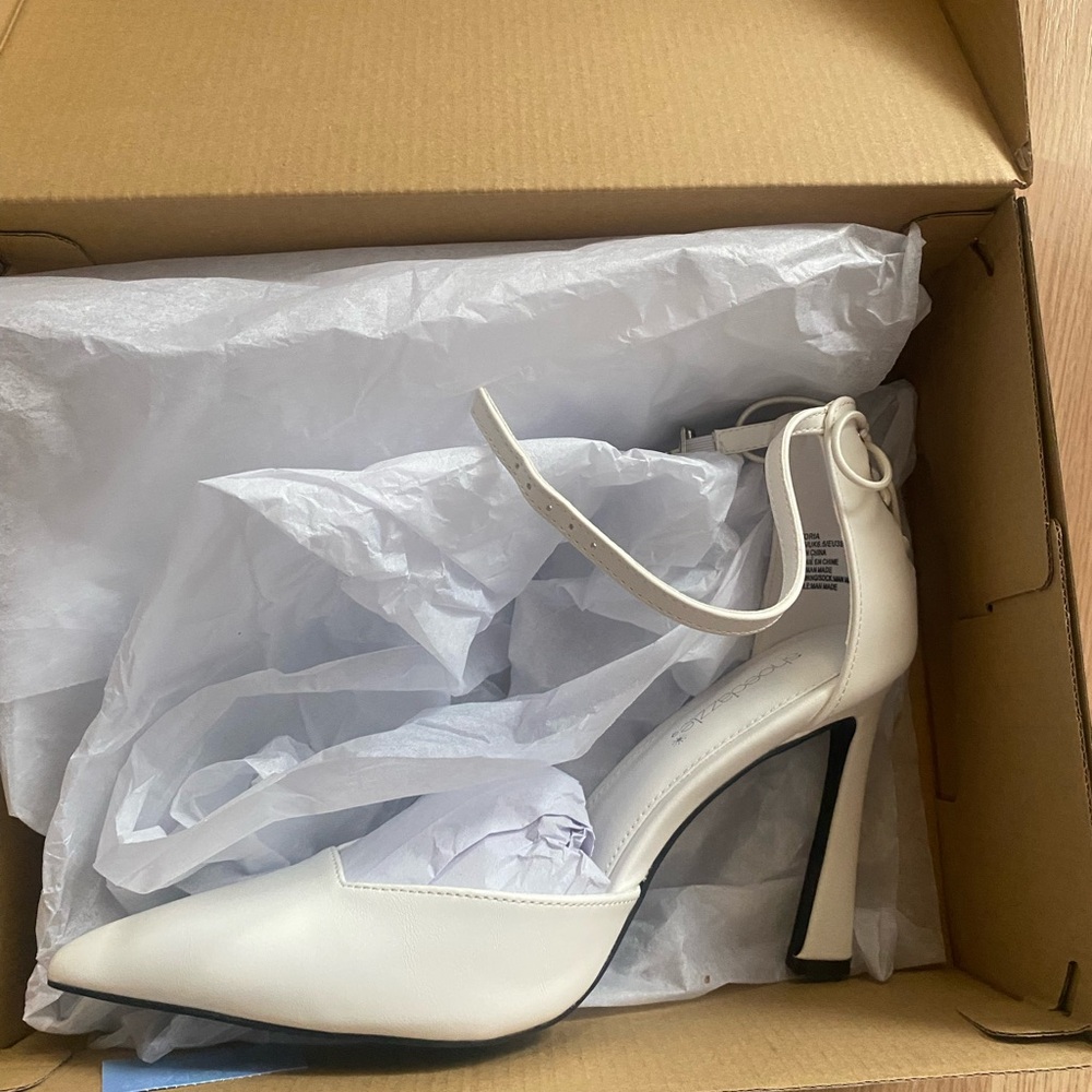 Shoe Dazzle White High Heel Shoes